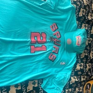 Spurs T-shirt & hat